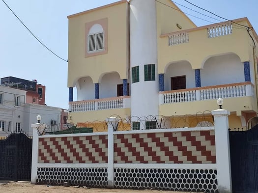 Maison F3 meublée avec grand salon et véranda à Saline Ouest