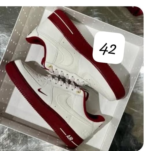 Chaussures Nike Air Neuves, Taille 42 - Occasion en Or !