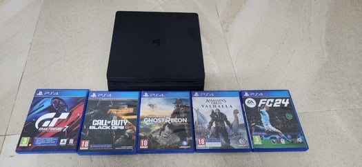 Playstation 4 avec 5 jeux et manette - Comme neuf