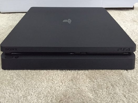 PS4 Slim 500GB avec 2 jeux en jailbreak - Assassin\'s Creed Valhalla et FC26