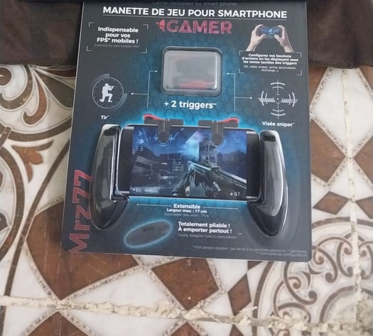 Je recherche Manette de jeu compatible smartphone pour enfant