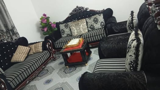 Salon noir et gris avec table à manger et commande inclus