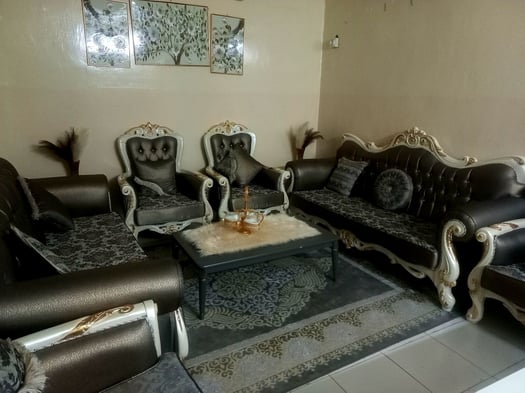 Salon élégant avec canapés et fauteuils en excellent état