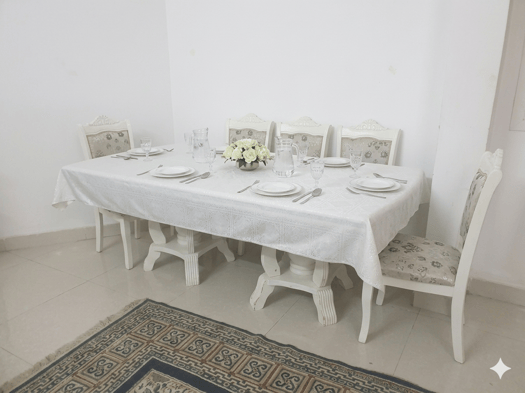 Table à manger 8 chaises, très bon état