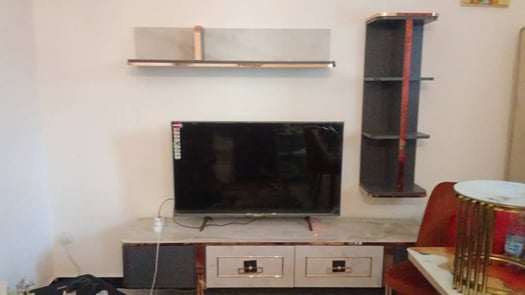 Table à manger et table TV en parfait état à vendre