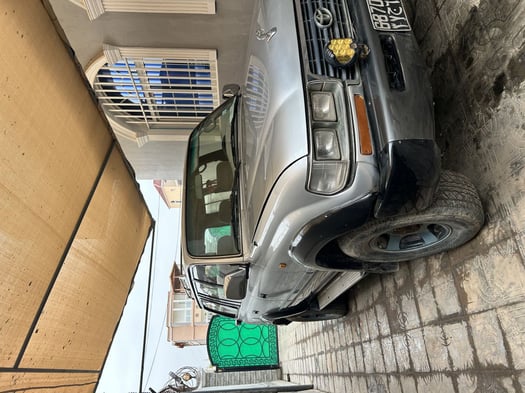 Toyota Land Cruiser, modèle robuste, 7 places, idéal trajets et pistes