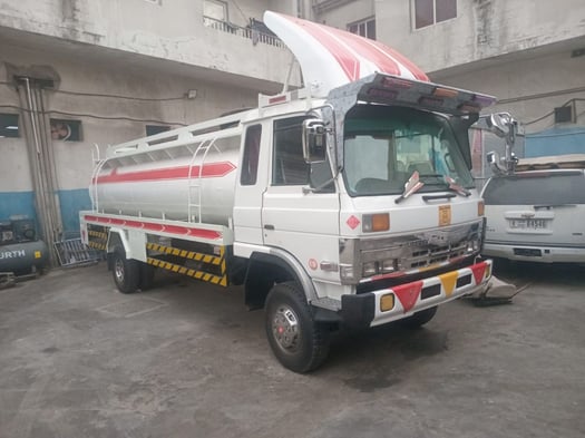 Camion citerne Nissan Diesel 2017, arrivage de Dubaï
