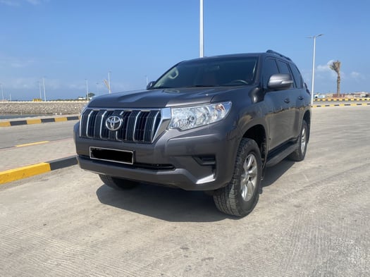 4 Voitures en excellent état à vendre - TOYOTA LANDCRUISER PRADO 2021 & MARQUE MG 2016 & HYUNDAI VENUE 2022 & Kia SPORTAGE 2012