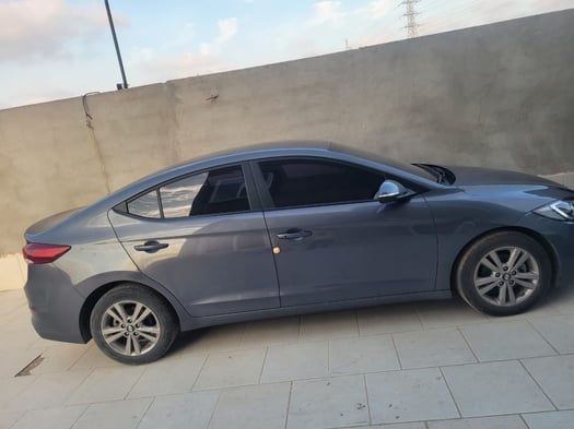 Hyundai Avante 2018 diesel boîte automatique en excellent état