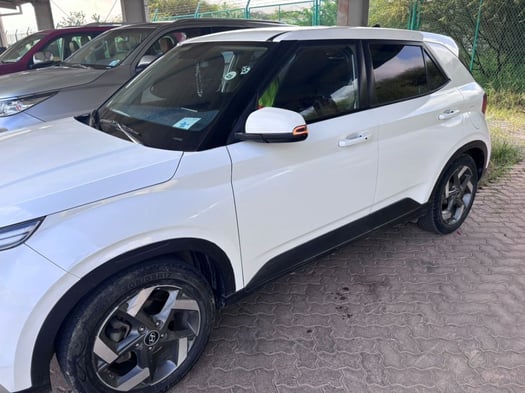 5 Voitures en excellent état à vendre : SUZUKI SWIFT 2022 45000km &. MITSUBISHI L200 automatique 2022 & MARQUE MG 2016 & HYUNDAI VENUE 2022 & Kia SPORTAGE 2012