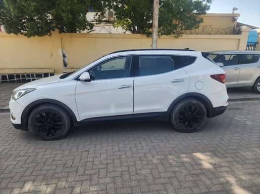 5 Voitures en excellent état à vendre : TOYOTA landcruiser PRADO 2021 &. MITSUBISHI L200 automatique 2022 & Hyundai Santa Fe 2016 & HYUNDAI VENUE 2022 & Kia SPORTAGE 2012