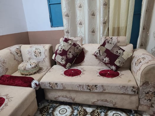 Chambre à coucher et salon complets en bon état