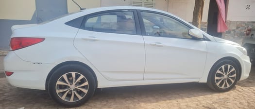 Hyundai Accent diesel 2015, automatique, excellent état