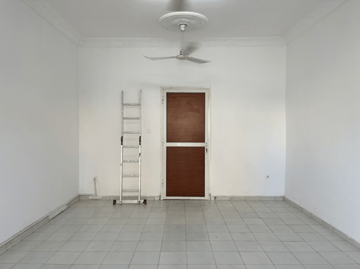 Boutique 15m2 ventilée avec cave à Cité Saoudi face Bender Djedid