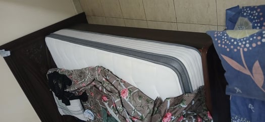 Lit propre avec matelas confortable de qualité supérieure