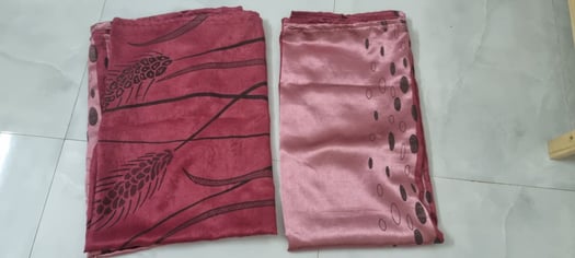 Paire de rideaux rouges à motifs bleus avec ourlets