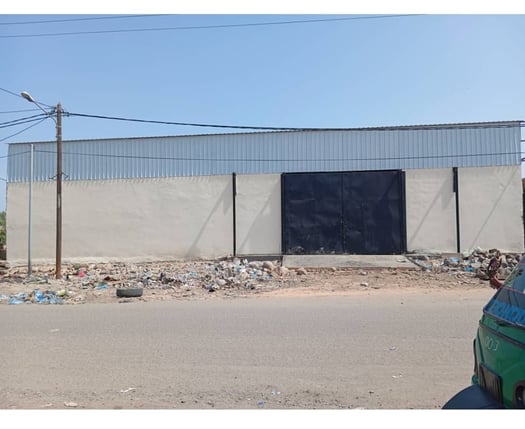 Hangar 550 m² proche route d’Arta, espace fonctionnel