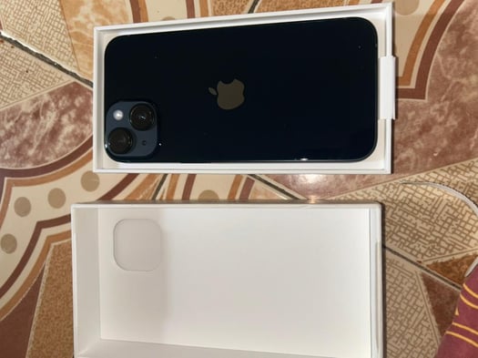 iPhone 14 128 Go Midnight neuf importé de Dubaï