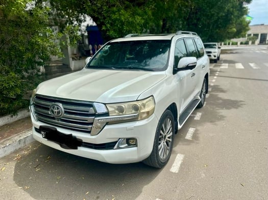 Toyota V8 GXR 2017 diesel, luxe avec chauffeur professionnel