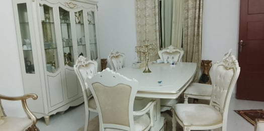 Salon avec table à manger complète pour maison