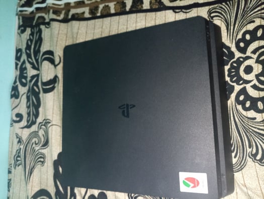 Console PS4 en parfait état avec 2 manettes et accessoires