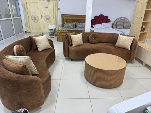 Salon moderne avec table basse ronde