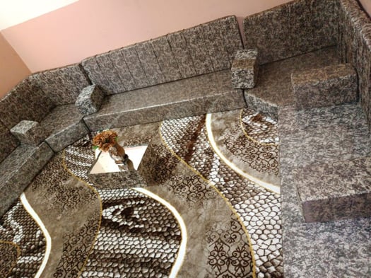 Salon moderne complet avec canapé en U et tapis