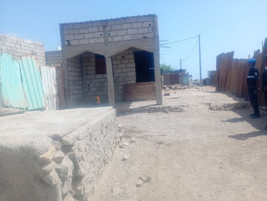 Terrains 110 m² avec maison et toilettes en bord de route principale