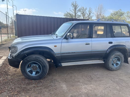 Toyota Land Cruiser ancien modèle robuste 7 places