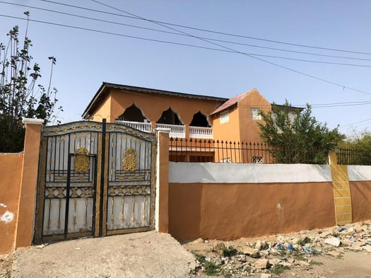 Villa duplex F6 avec jardin et parking au centre de Borama
