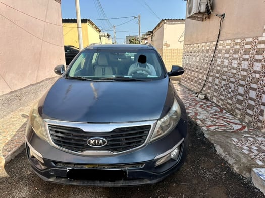 4 Voitures en excellent état à vendre :HYUNDAI SANTA FE 2017 - MITSUBISHI L200 automatique 2022 & KIA SPORTAGE. 2013.- TOYOTA LANDCRUISER PRADO 2021