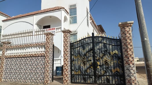 Villa duplexe à louer avec parking couvert à Cité Dawalehh