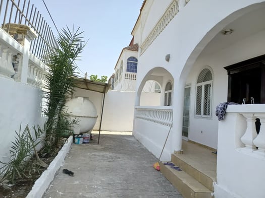 Villa duplexe à louer avec parking couvert à Cité Dawalehh
