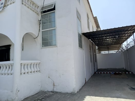 Villa duplexe à louer avec parking couvert à Cité Dawalehh