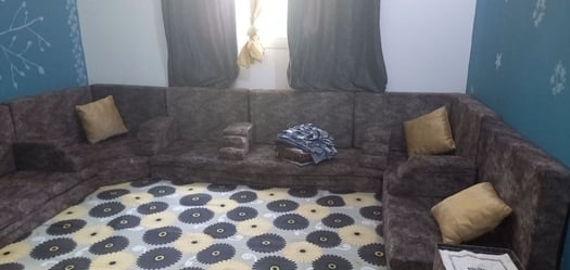 Grand salon en U spacieux et moderne, bon état