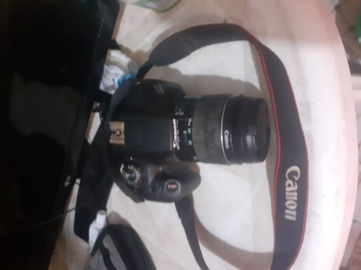 Appareil photo Canon 2000D avec carte mémoire 64 Go en bon état