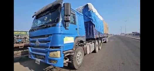 Camion Sinotruk Howo avec remorque en bon état