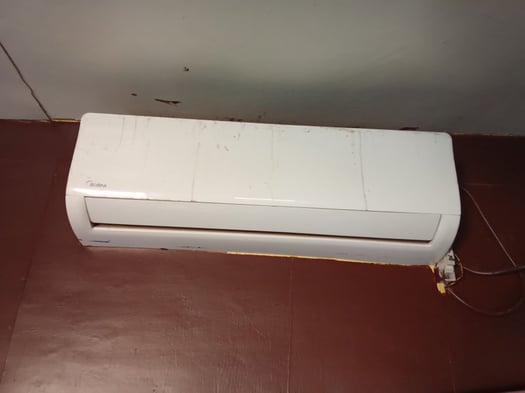 Climatiseur Midea Split 2 CV en très bon état
