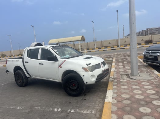 Mitsubishi Triton L200, climatisation, écran Bluetooth