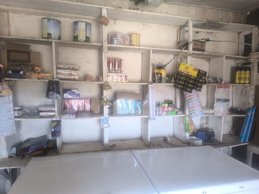 Boutique à louer en centre-ville avec matériel en vente