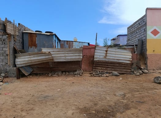 Parcelle de 120 m² avec maison en tôle à Barwaaqo