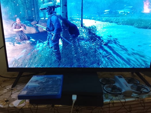 Console PS4 avec manette et 2 jeux en très bon état