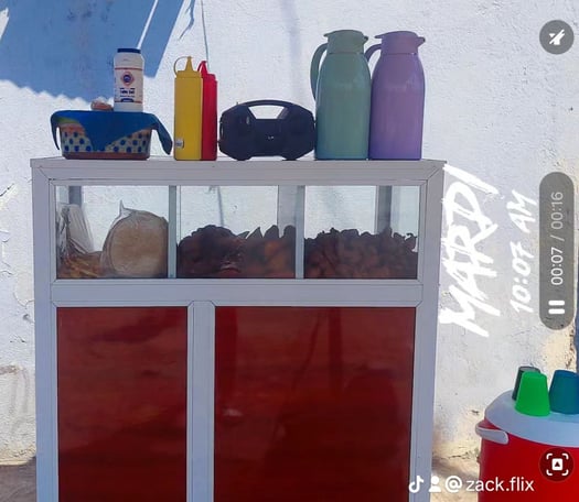 Stand de snacks équipé avec parasol et glacière