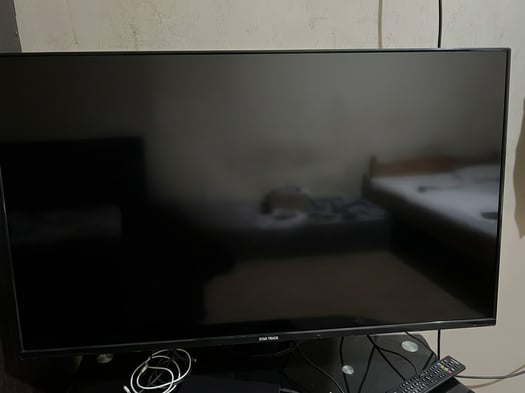 Téléviseur Star Track 42 pouces écran plat en bon état