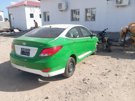 Hyundai Accent 2015 diesel, boîte automatique, excellent état