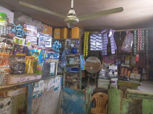 Boutique équipée avec deux vitrines en bon état