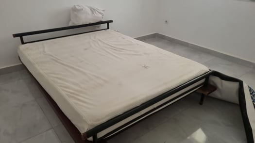 Lit double avec sommier à lattes et matelas importés