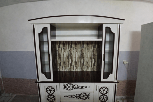 Armoire vitrine bois massif crème et brun en excellent état