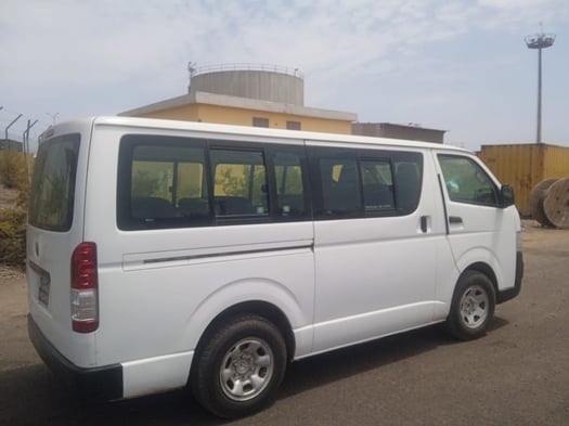 Toyota Hiace minibus climatisé, idéal déplacements groupe