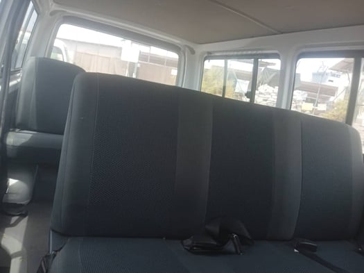 Toyota Hiace minibus climatisé, idéal déplacements groupe